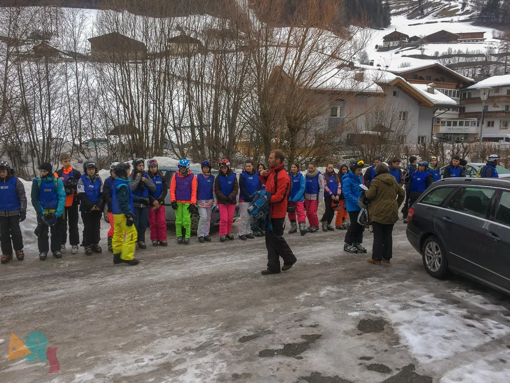 Große Gruppe wartet morgens auf der Straße.